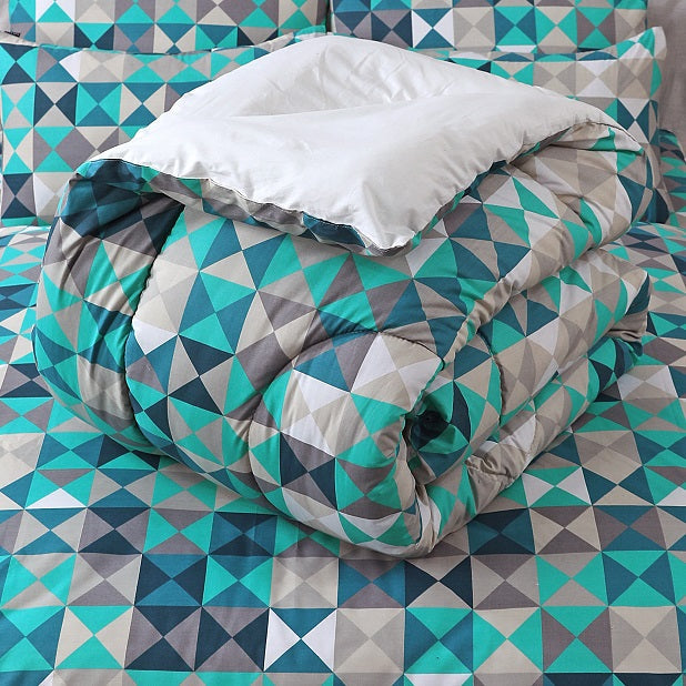 Arrio Duvet Cover set made with luxury cotton, available in king and single sizes. Perfect for soft cotton comfort and luxury bedding, available in Pakistan.